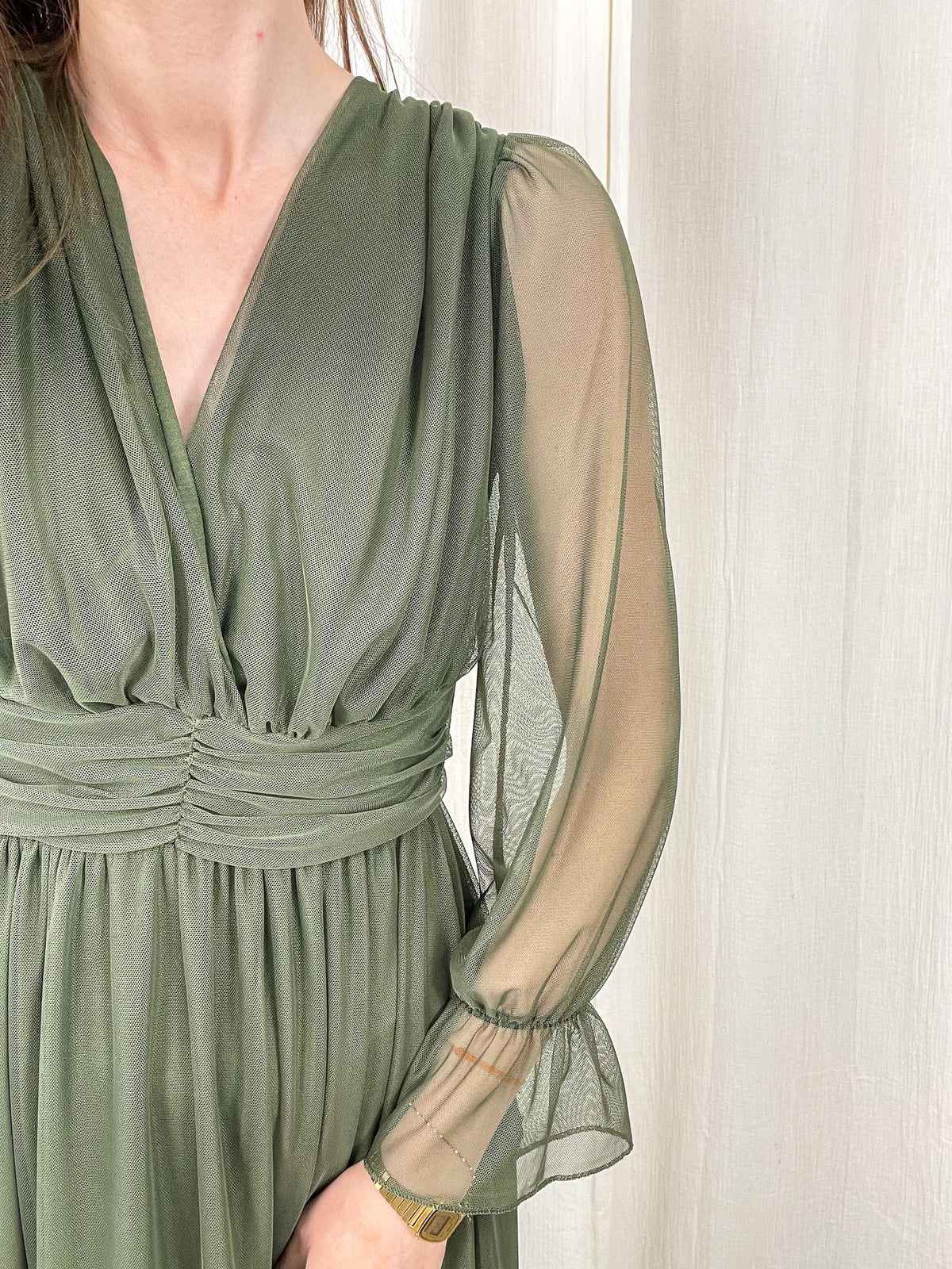 Robe longue cérémonie vert olive en tulle doux col V avec manches transparentes et taille froncée femme