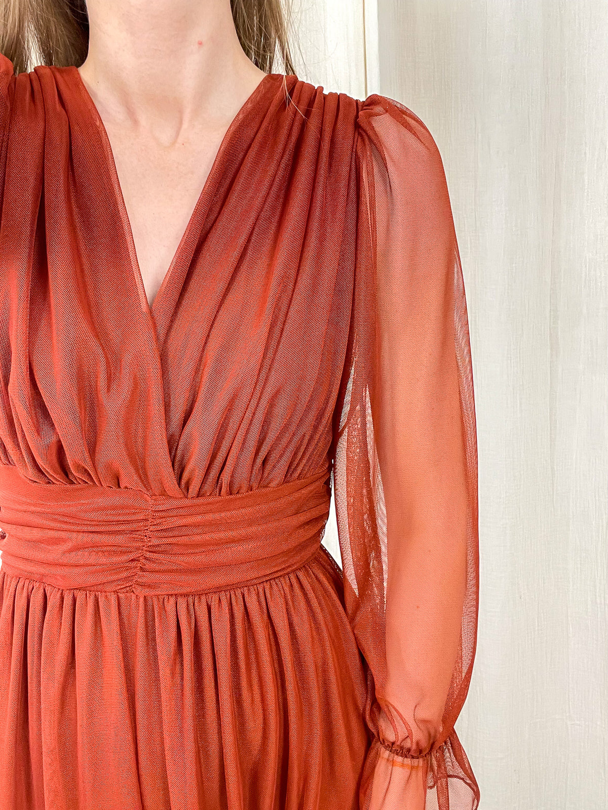 Robe longue de cérémonie en tulle terracotta, décolleté cache-cœur et manches transparentes femme