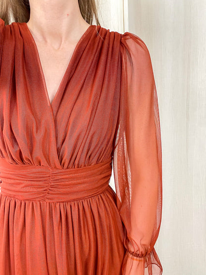Robe longue de cérémonie en tulle terracotta, décolleté cache-cœur et manches transparentes femme