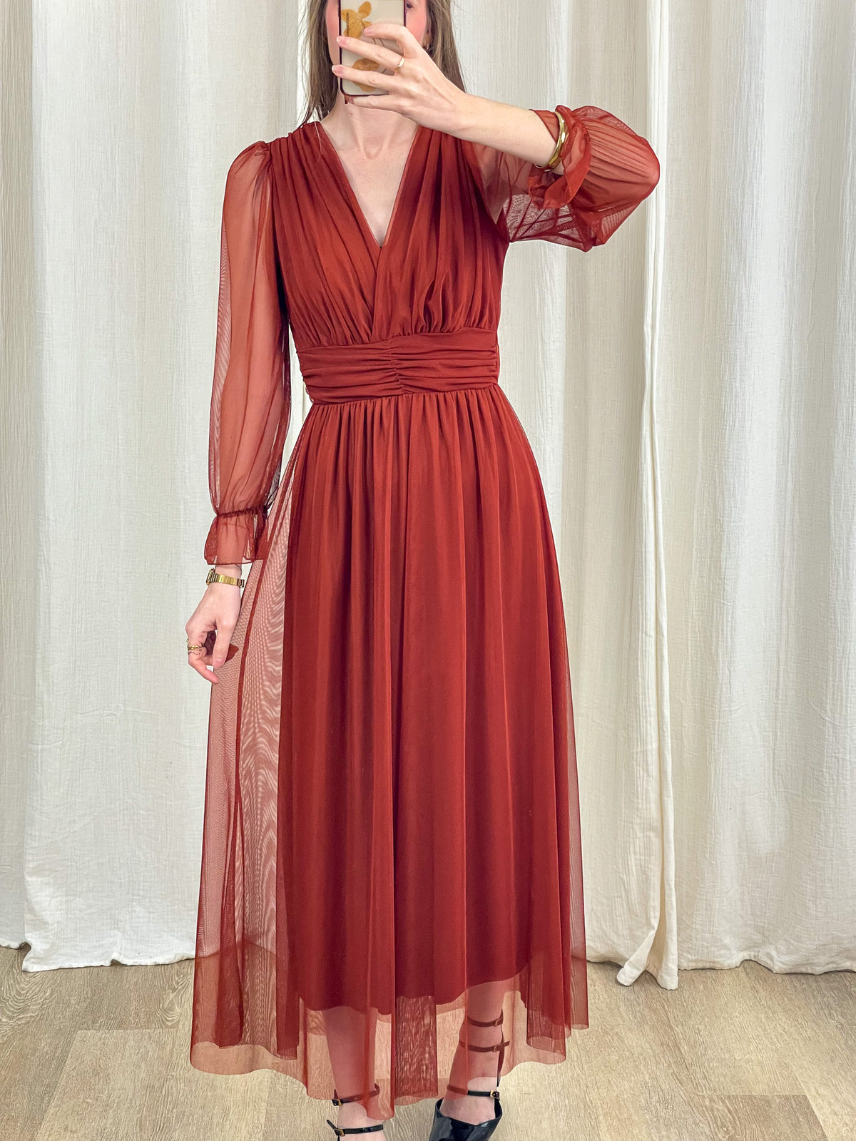 Robe longue cérémonie tulle rouge brique manches transparentes col V plissé femme tenue habillée élégante