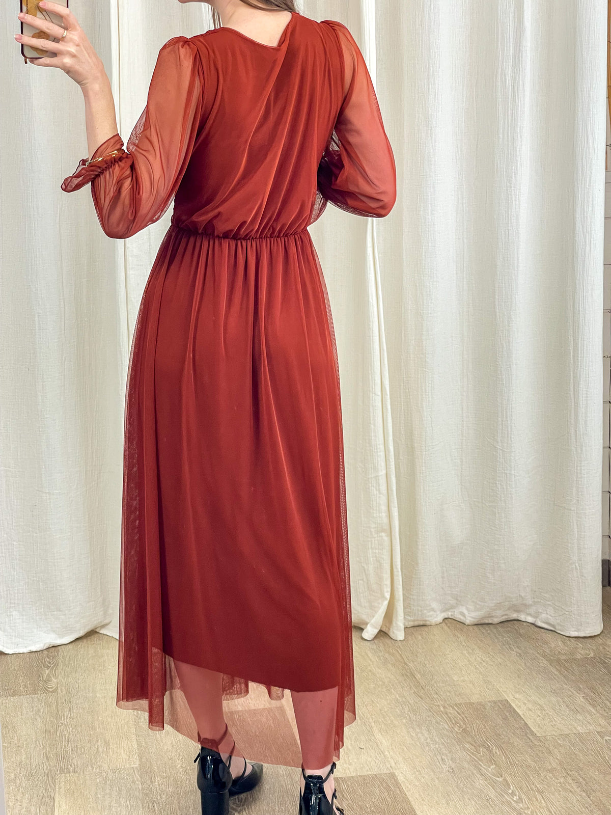 Robe longue de cérémonie en tulle bordeaux manches transparentes dos élégant femme