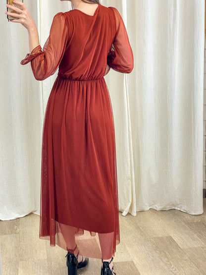 Robe longue de cérémonie en tulle bordeaux manches transparentes dos élégant femme