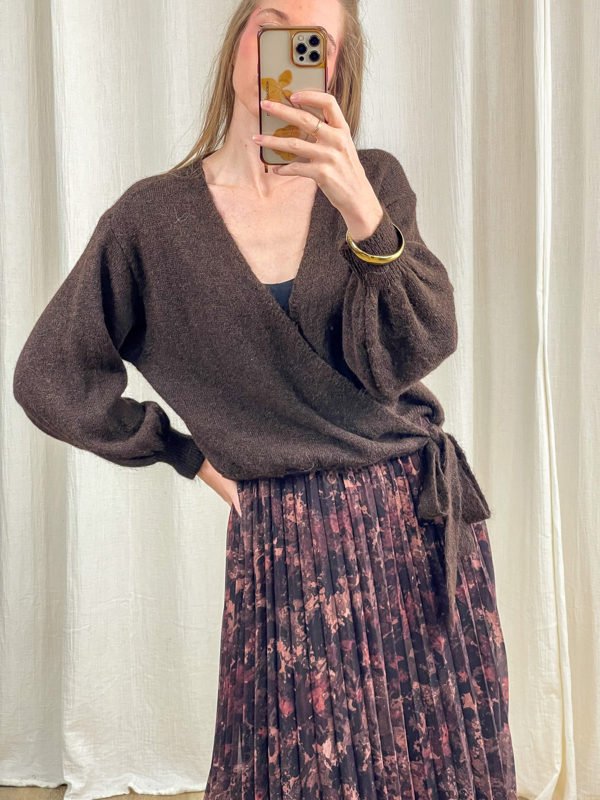 Gilet portefeuille Sarah marron chocolat en maille douce avec manches bouffantes et lien à nouer femme