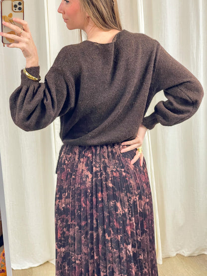Pull marron chocolat manches bouffantes femme porté avec jupe plissée fleurie, style automnal élégant