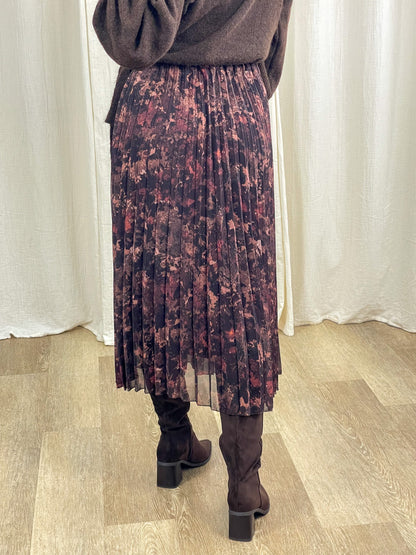 Jupe midi plissée imprimé floral bordeaux et rose femme avec pull marron et bottes hautes automne hiver