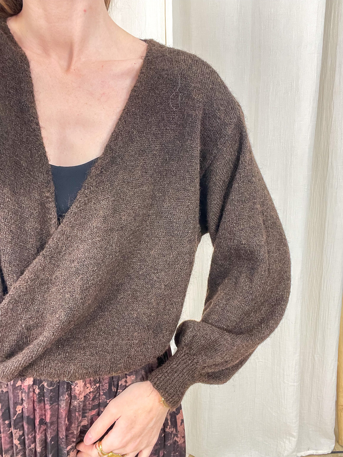 Gilet portefeuille Sarah marron chocolat en maille douce col V femme style cocooning hiver