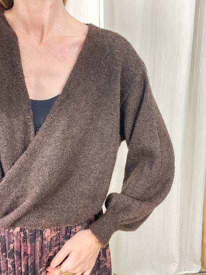 Gilet portefeuille Sarah marron chocolat en maille douce col V femme style cocooning hiver