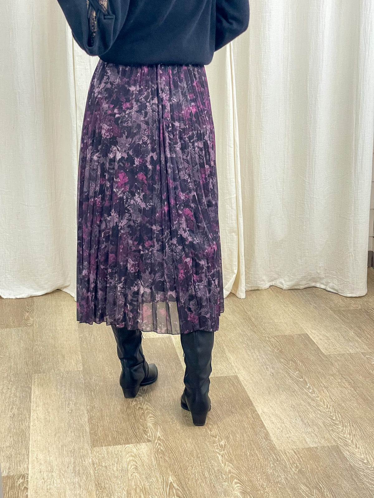 Jupe midi plissée imprimé floral violet et rose femme, style bohème chic avec transparence légère