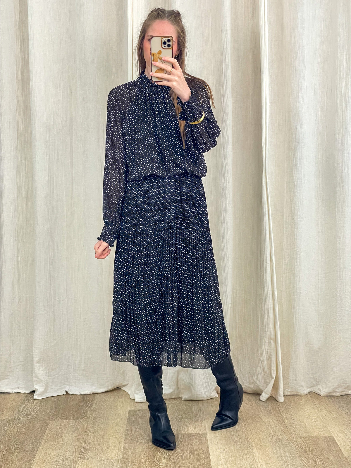 Robe longue plissée à pois noire et blanche manches longues col montant style bohème chic femme