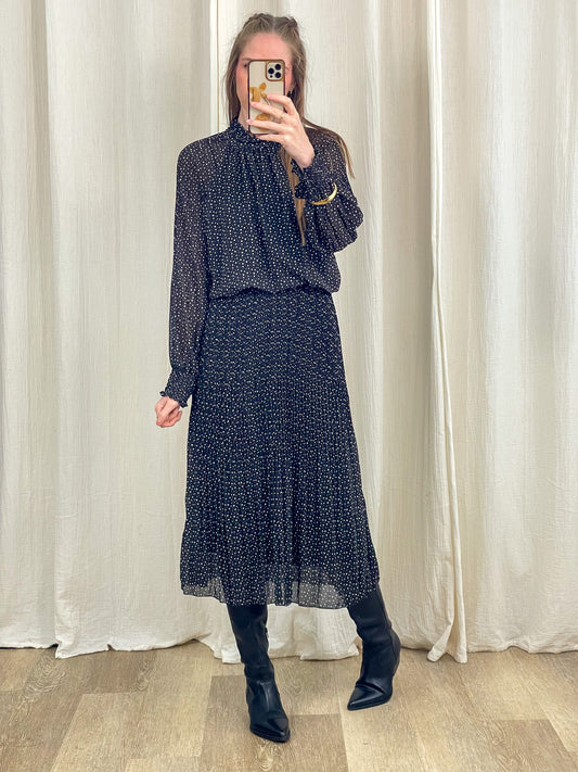 Robe longue plissée à pois noire et blanche manches longues col montant style bohème chic femme