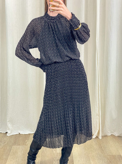 Robe longue plissée noire à pois blancs femme col montant manches longues style chic élégant