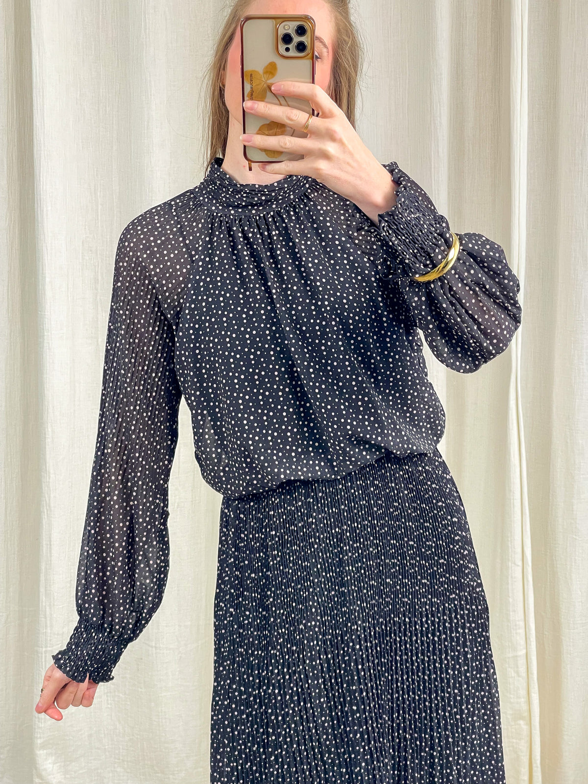 Robe longue plissée noire à pois blancs manches longues style bohème chic femme