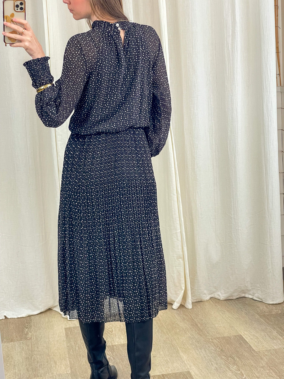 Robe longue plissée noire à pois blancs manches longues col montant femme élégante