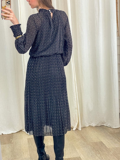 Robe longue plissée noire à pois blancs manches longues col montant femme élégante