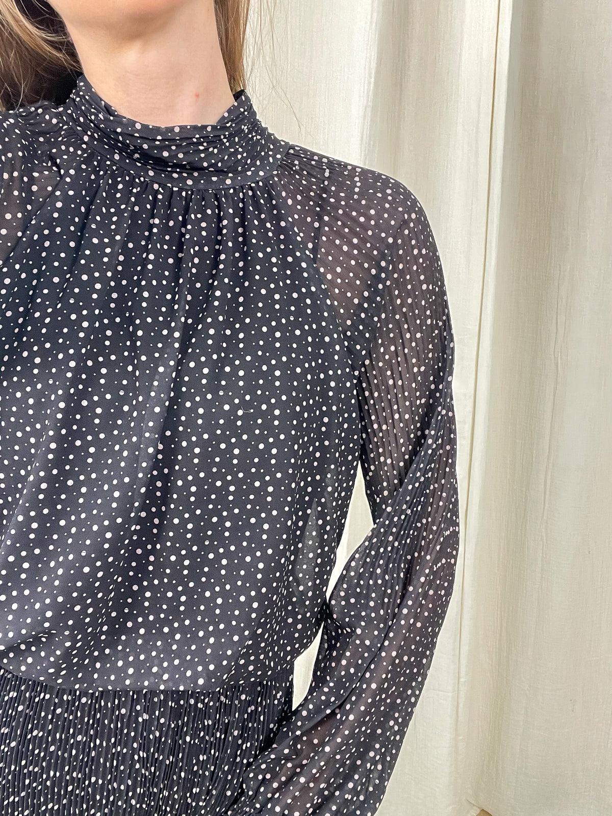 Robe longue plissée noire à pois blancs col montant manches transparentes style chic femme