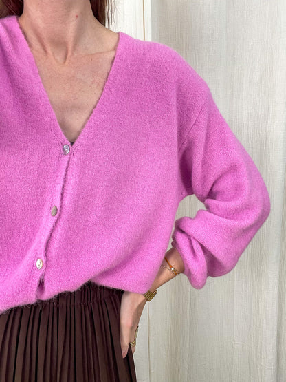 Gilet cardigan rose fuchsia en alpaga col V boutonné coupe courte femme porté avec jupe plissée marron