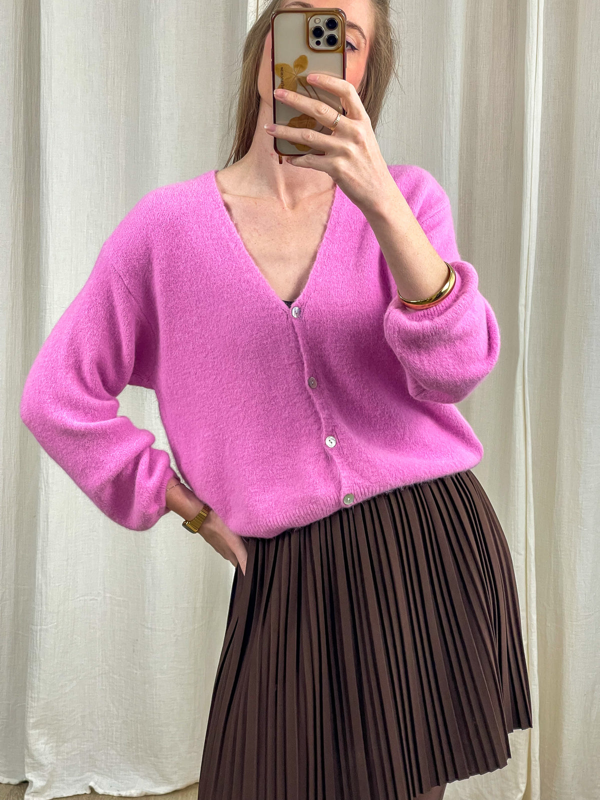 Gilet rose alpaga col V boutonné femme, cardigan doux manches longues porté avec jupe plissée marron