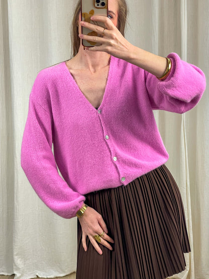 Gilet rose en alpaga col V boutonné coupe courte femme porté avec jupe plissée marron