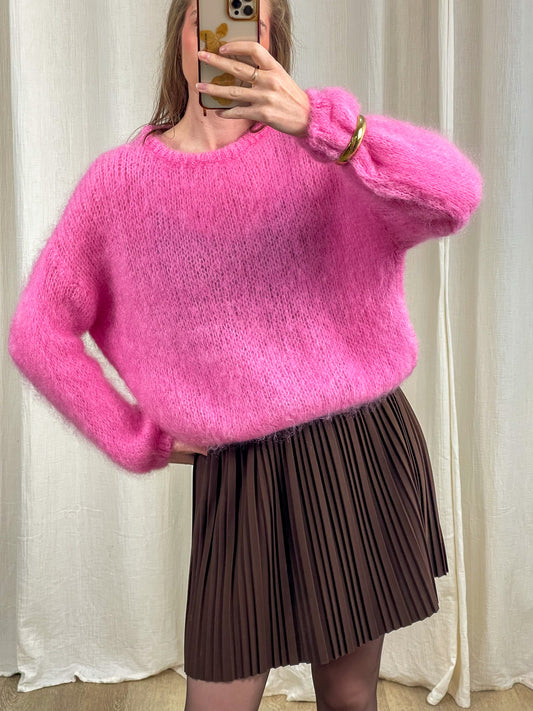 Pull rose bonbon oversize en kid mohair doux porté avec jupe plissée marron, pull femme cocooning hiver