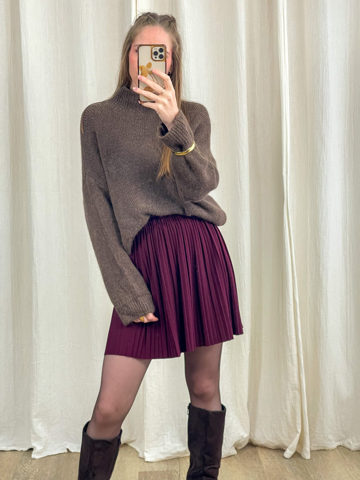 Pull col montant marron en baby alpaga porté avec jupe plissée bordeaux, pull chaud femme hiver élégant