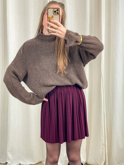 Pull col montant marron en baby alpaga porté avec jupe plissée bordeaux, maille douce et chaude femme hiver