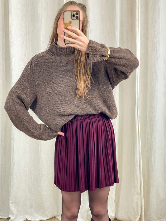 Pull col montant marron en baby alpaga porté avec jupe plissée bordeaux, maille douce et chaude femme hiver