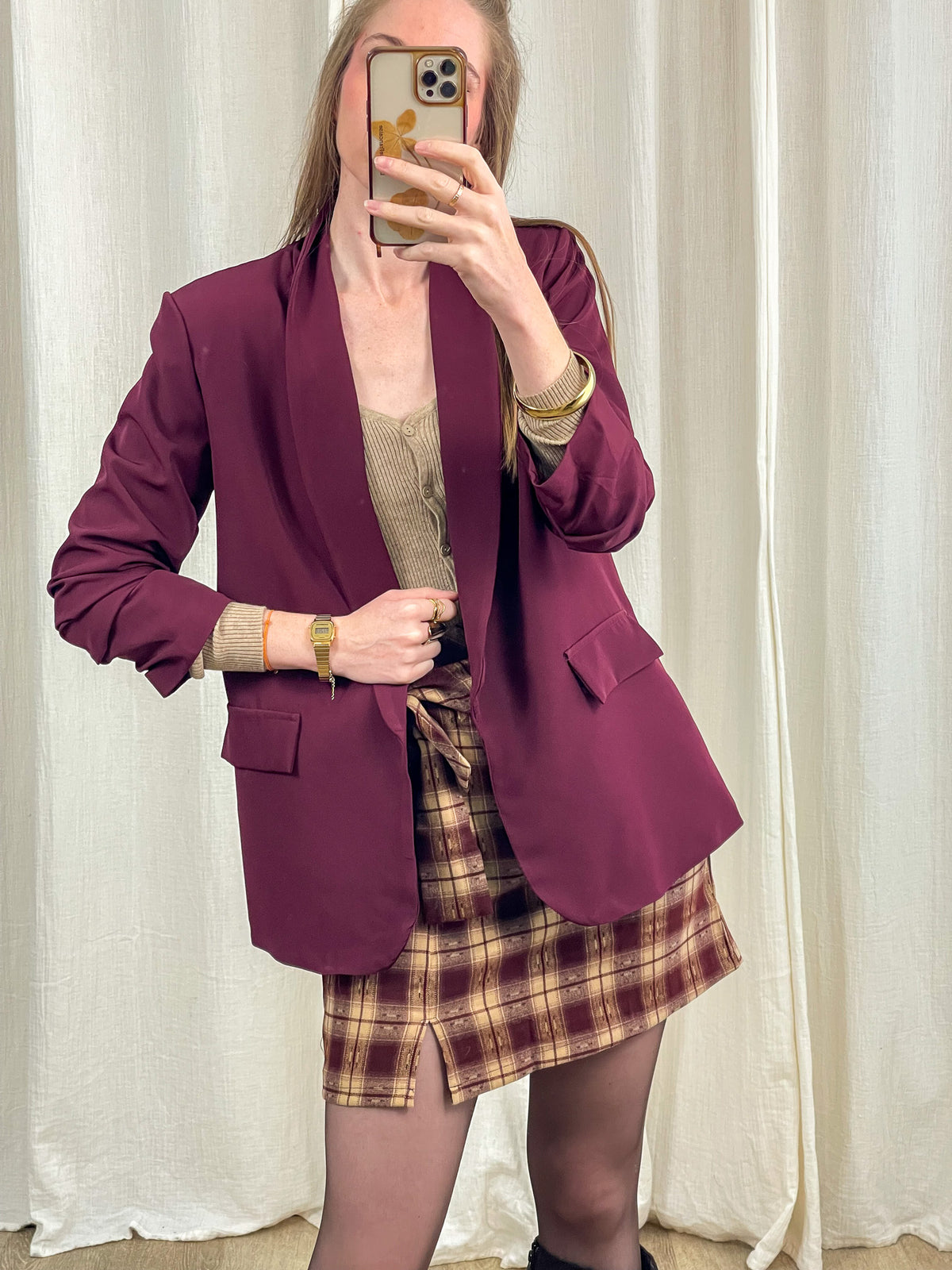 Blazer oversize bordeaux col châle femme porté avec mini jupe à carreaux, style casual chic automne