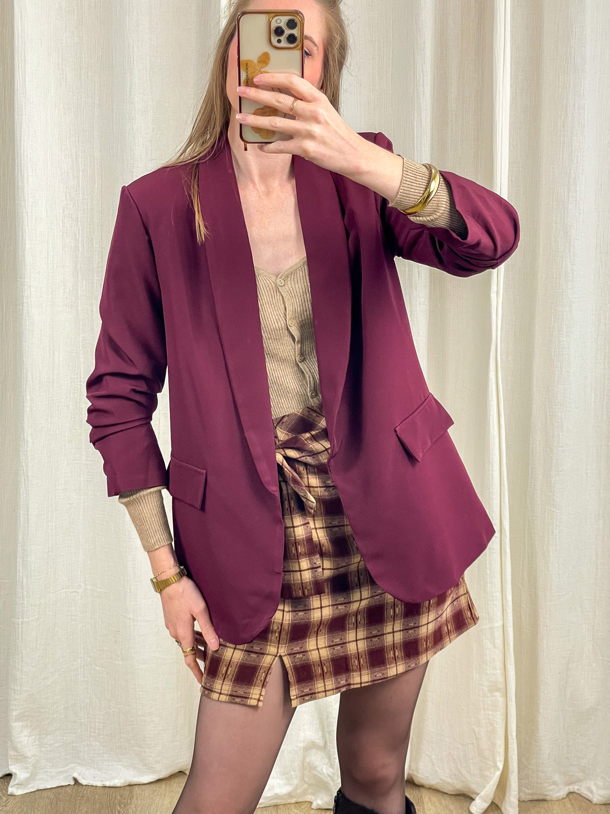 Blazer oversize bordeaux col châle femme porté sur top beige et jupe tartan assortie, style casual chic automne