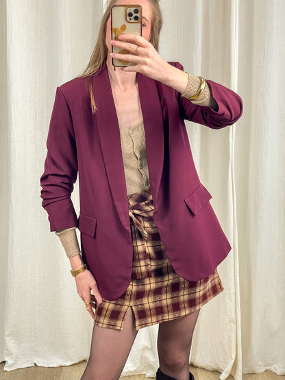 Blazer oversize bordeaux col châle femme porté sur top beige et jupe tartan assortie, style casual chic automne