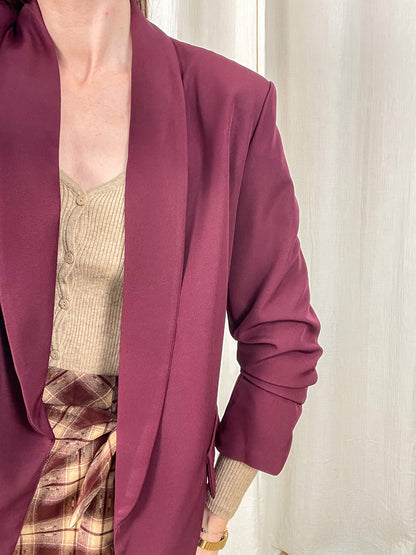 Blazer oversize bordeaux col châle porté ouvert sur cardigan beige et jupe plaid femme style casual chic