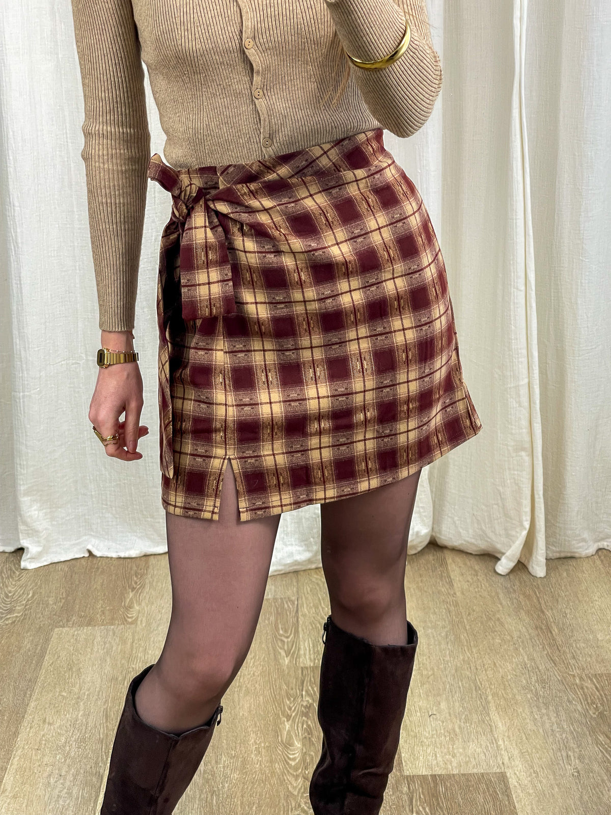 Jupe portefeuille à carreaux bordeaux et beige avec nœud latéral femme tendance automne hiver