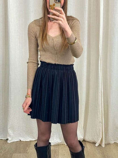 Jupe courte plissée noire taille haute élastique portée avec cardigan beige, jupe plissée femme tendance