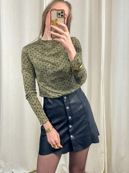 Jupe droite boutonnée simili cuir noir femme avec boutons-pression argentés style minimaliste tendance