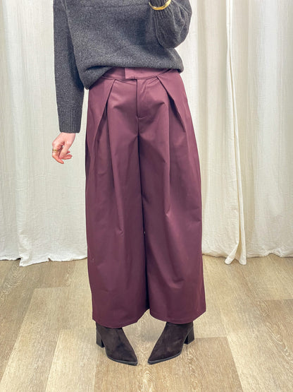 Pantalon à pinces large bordeaux taille haute femme coupe fluide habillée avec pull gris et bottines noires