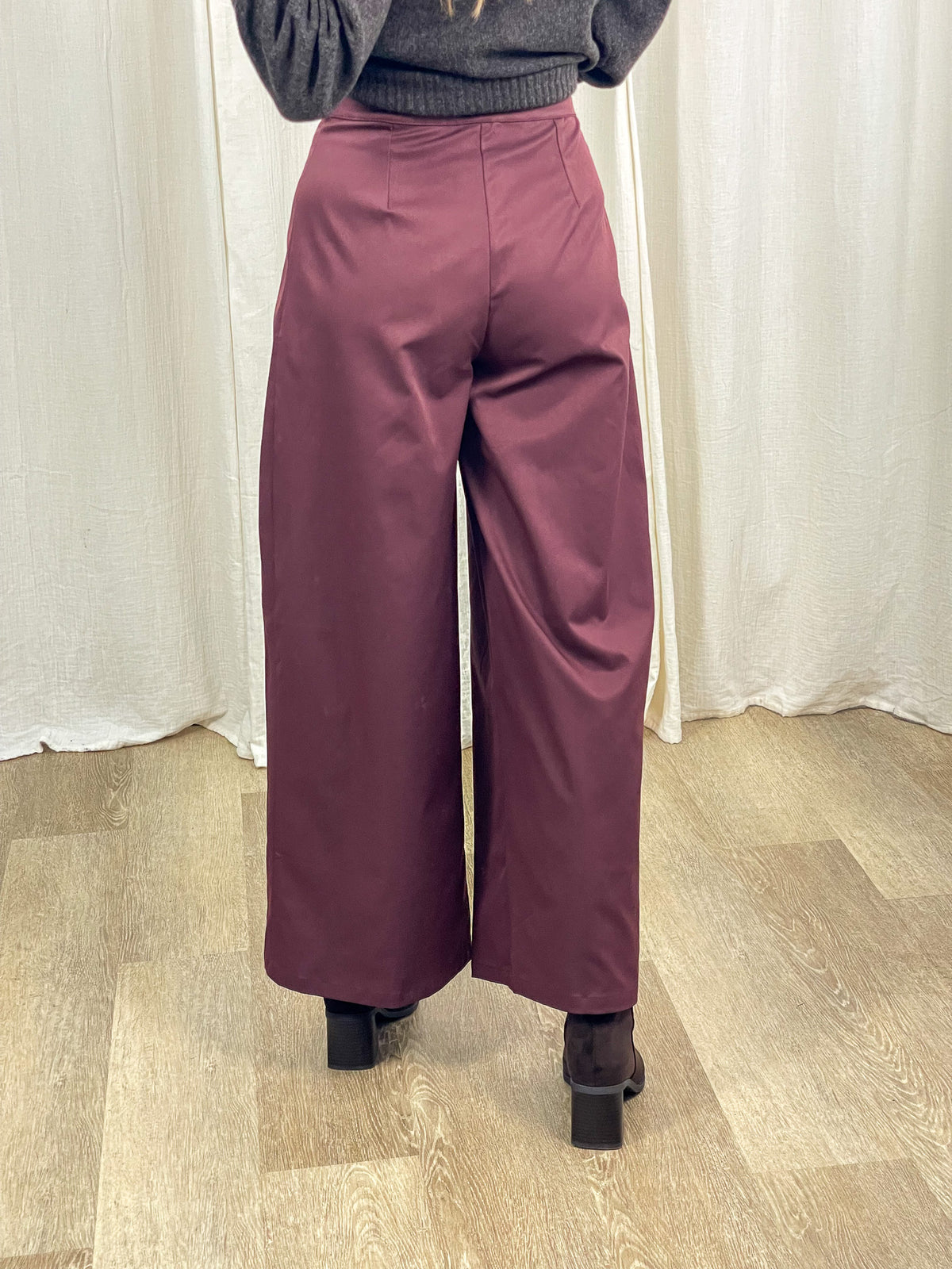 Pantalon large bordeaux à pinces taille haute femme, coupe habillée fluide pour tenue chic automne hiver
