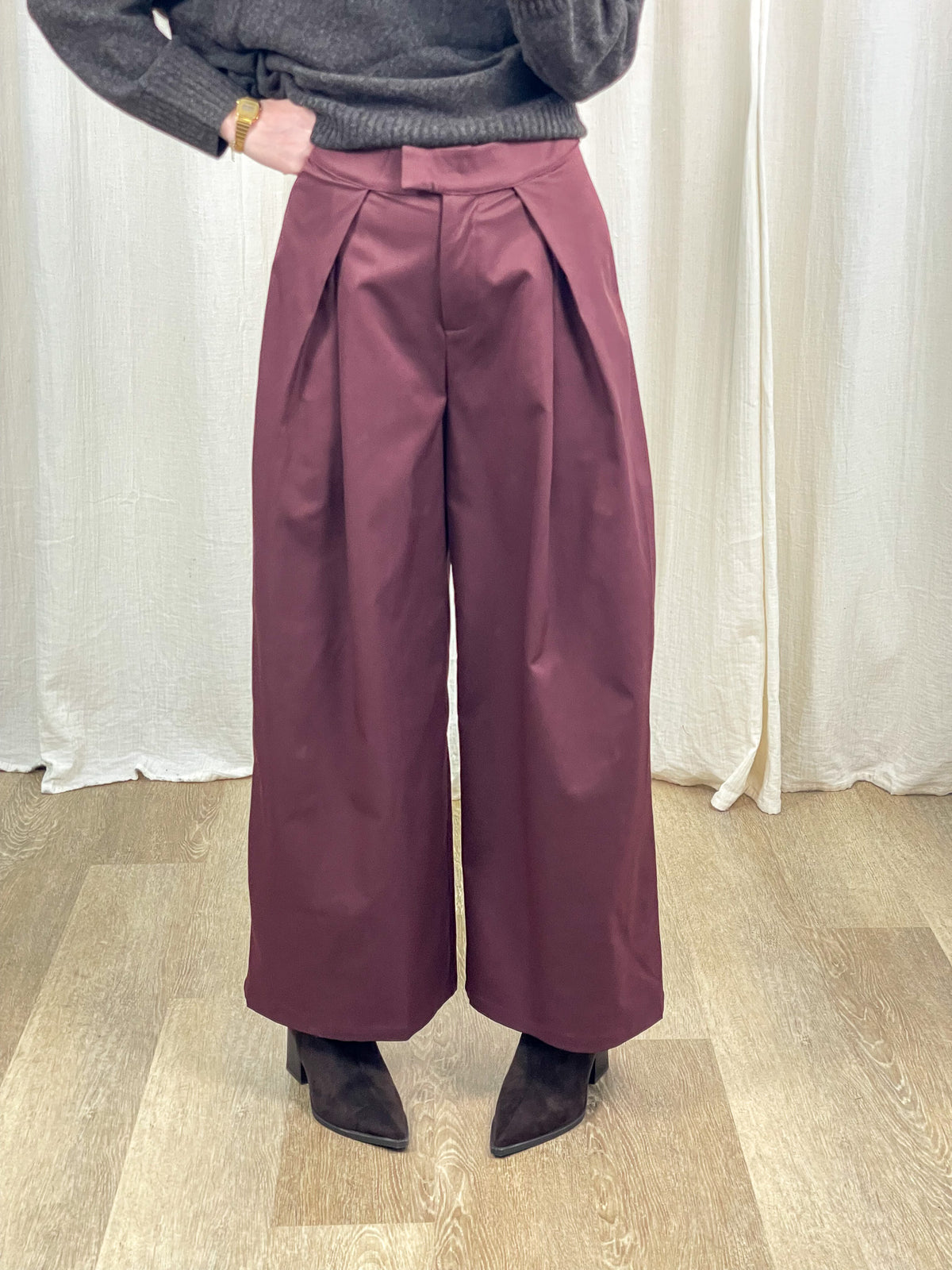 Pantalon large bordeaux à pinces taille haute femme, coupe habillée fluide pour un look élégant automne hiver