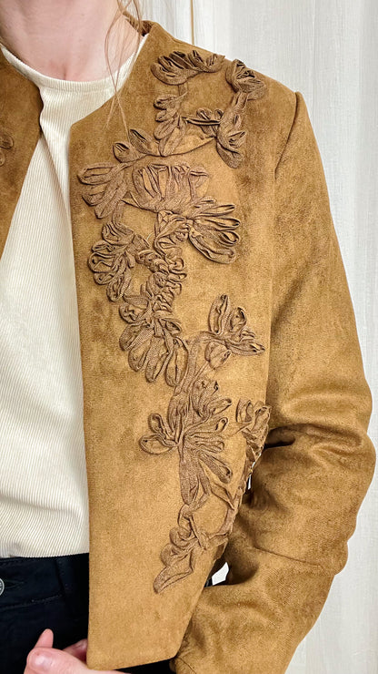 Veste Gabriela – Veste effet daim et broderies florales en relief