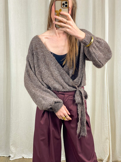 Gilet portefeuille Sarah taupe chiné en maille douce à nouer femme style cocooning hiver