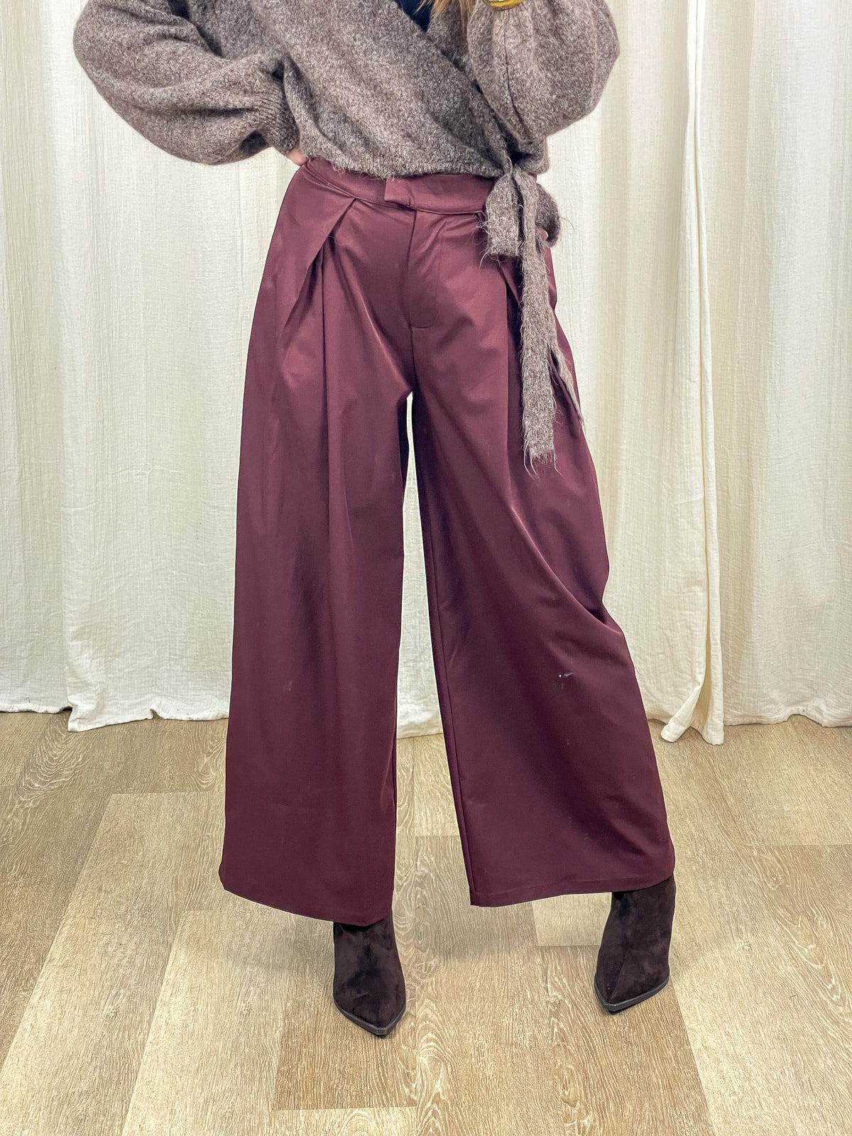 Pantalon large bordeaux à pinces taille haute femme style habillé chic avec ceinture assortie