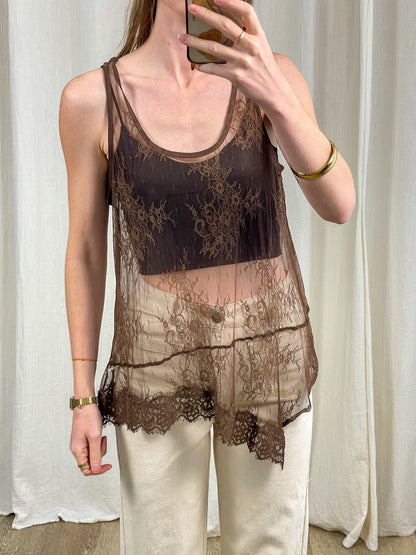 Top asymétrique en dentelle marron transparente avec motifs floraux et finitions festonnées style romantique femme
