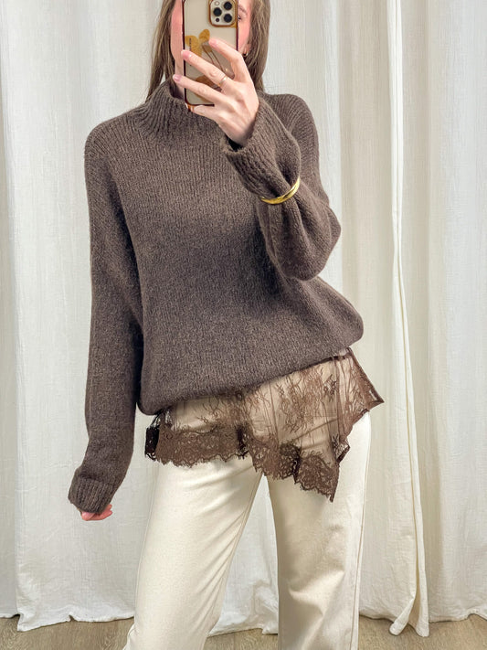 Pull col montant marron en baby alpaga porté avec top dentelle, look femme automne hiver élégant et cosy