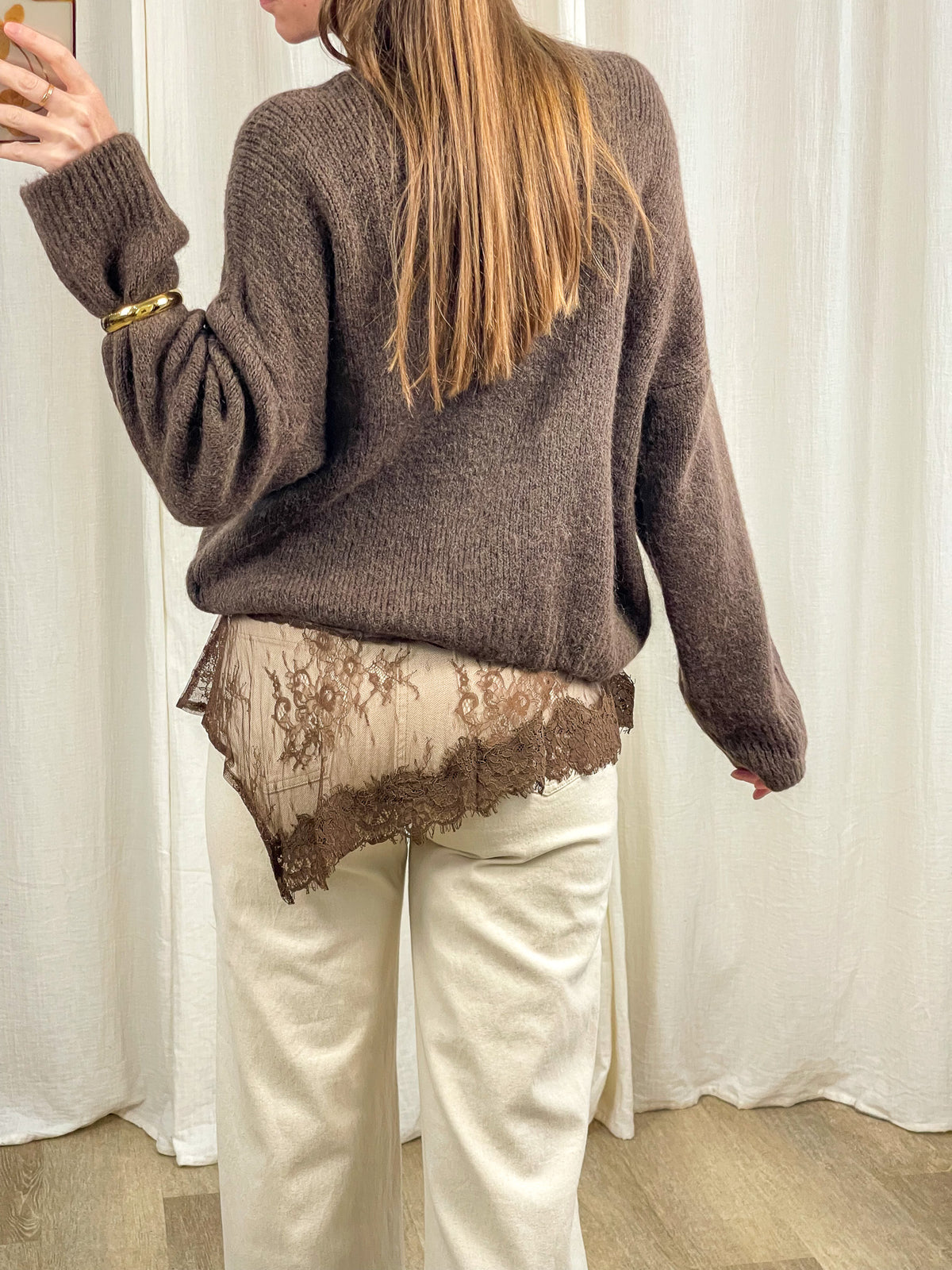 Pull col montant marron en baby alpaga avec détail dentelle femme porté de dos coupe ample manches bouffantes