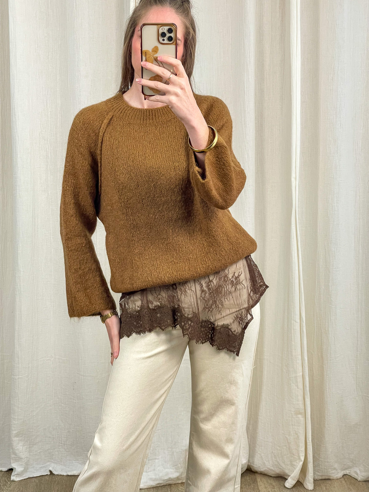 Top asymétrique Mila en dentelle marron transparente porté sous pull camel, style lingerie apparente femme tendance