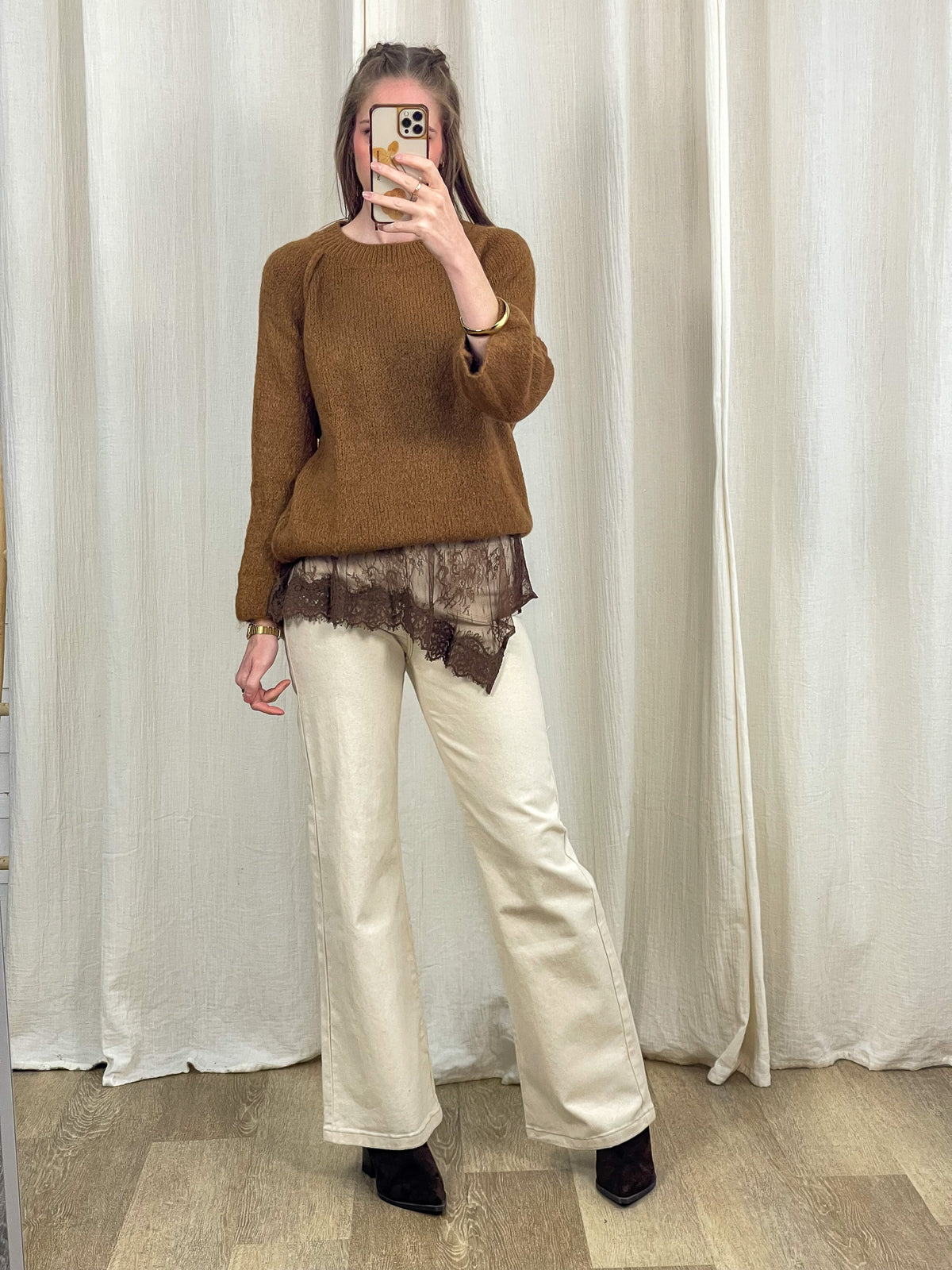 Top asymétrique dentelle marron glacé femme porté avec pull camel et jean écru, style bohème chic