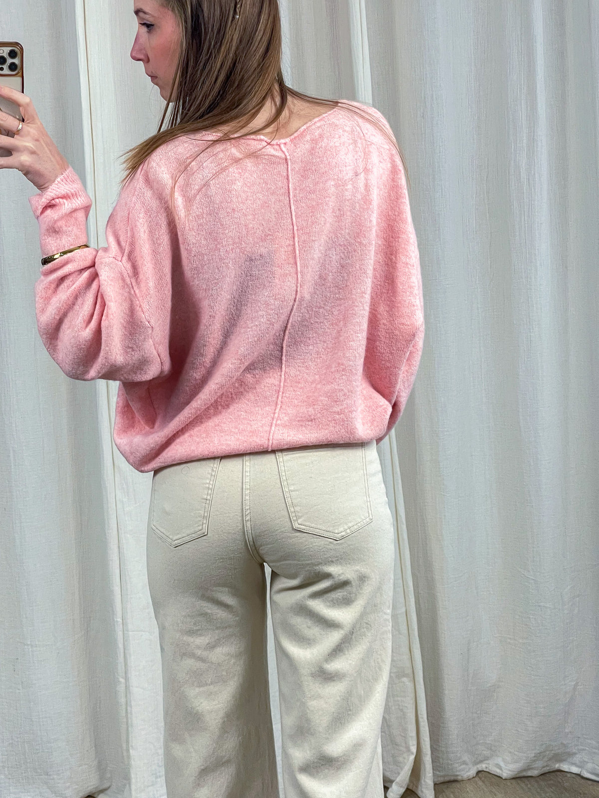 Pull femme rose chiné coupe oversize dos apparent avec coutures décoratives porté avec jean large écru taille haute