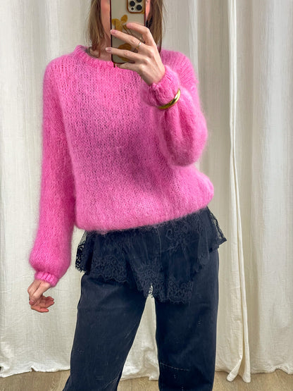 Pull mohair rose vif femme porté sur top dentelle noire asymétrique, tenue mode hiver tendance