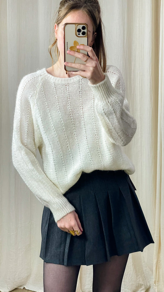 Pull mohair blanc cassé maille torsadée femme porté avec jupe plissée noire, coupe ample et douce style cocooning