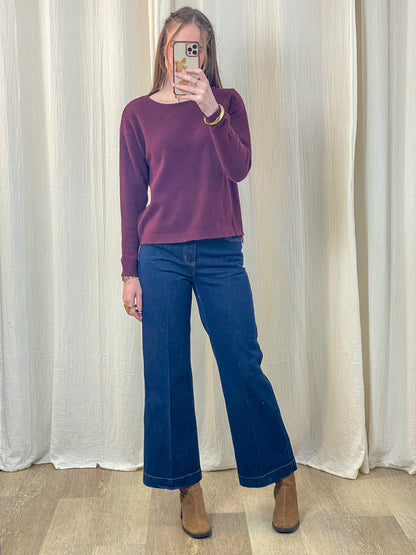 Jean wide leg taille haute bleu brut femme coupe flare vintage porté avec pull bordeaux et bottines camel