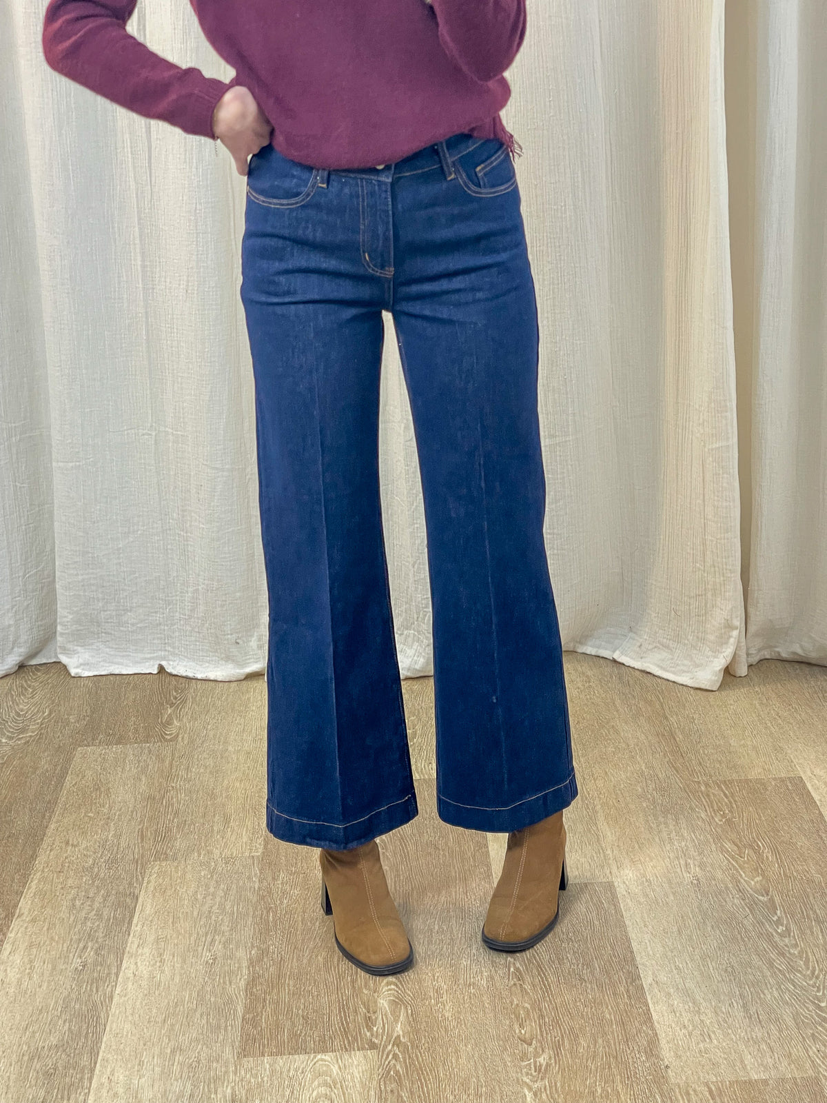 Jean wide leg taille haute bleu brut femme coupe évasée style années 70 porté avec bottines camel
