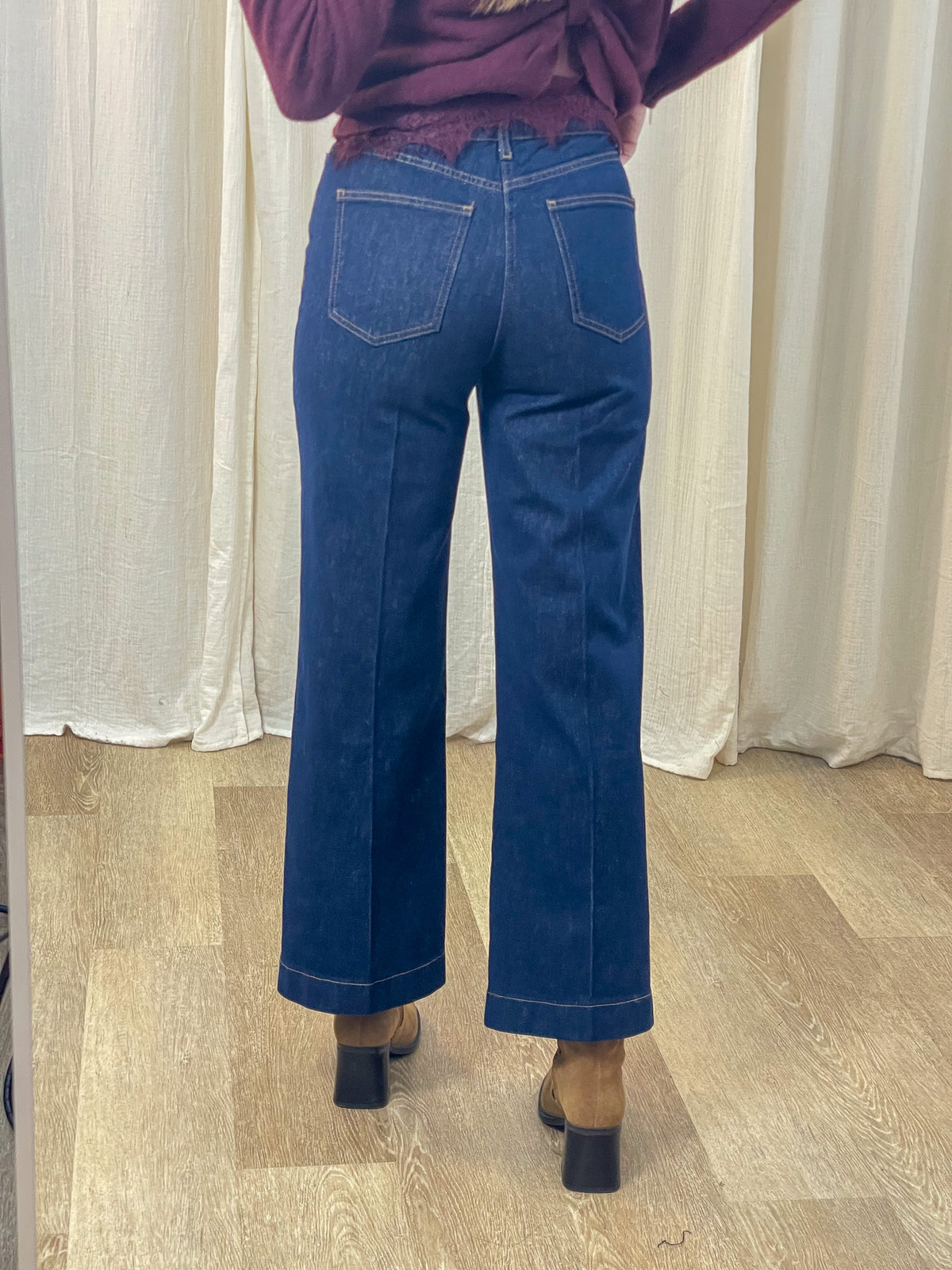 Jean wide leg taille haute bleu brut femme coupe évasée avec poches plaquées et surpiqûres contrastantes vue dos